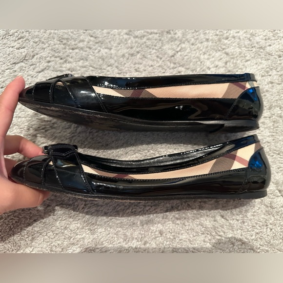 Burberry Black/Beige Nova Check Patent Leather Buckle Ballet Flats - Size 38 - Picture 2 of 9